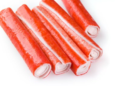 Beyaz arkaplanda izole edilmiş yengeç çubukları