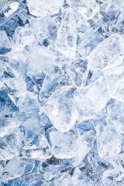 Eiswürfel. blauer Hintergrund — Stockfoto