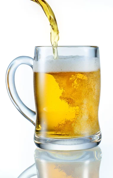 Bira bardağı dökme — Stok fotoğraf