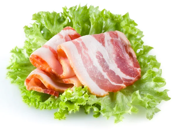 Rouleaux de bacon sur fond blanc — Photo