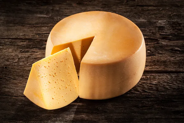 Rueda de queso sobre madera. Alimentos ecológicos —  Fotos de Stock