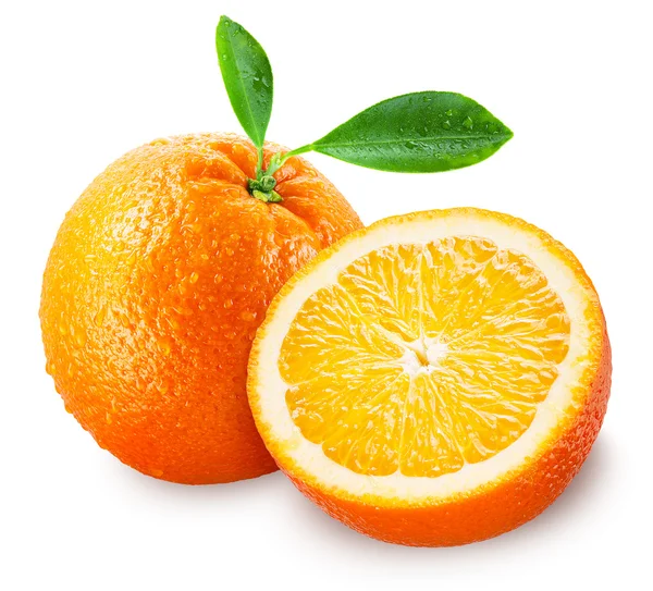 Fruto naranja en rodajas con hojas aisladas sobre fondo blanco. Con camino de recorte — Foto de Stock