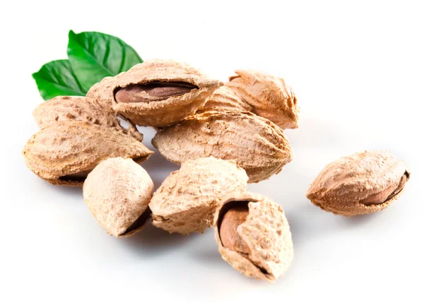 Almond. Group of nuts in kernel with leaves. Isolated on a white background. — Stock Photo, Image