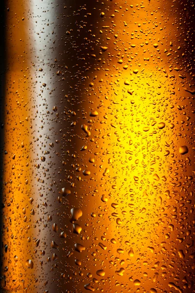 La consistenza delle gocce d'acqua sulla bottiglia di birra. Sfondo astratto — Foto Stock