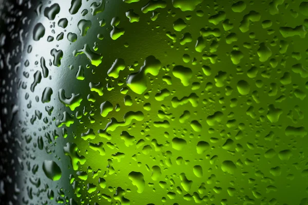 La consistenza delle gocce d'acqua sulla bottiglia di birra. Sfondo astratto w — Foto Stock