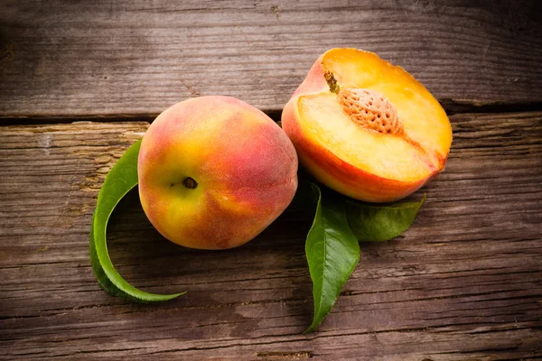 Fresh organic fruit - peaches on wood background selective focus — Stock Photo, Image