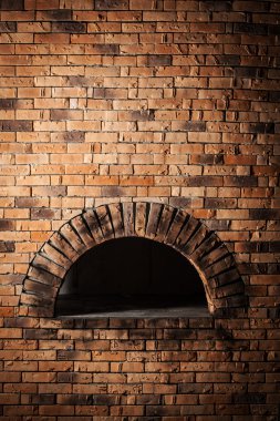 Pizza pişirmek ve pişirmek için geleneksel bir fırın..