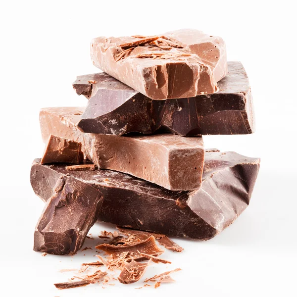 Variedade de chocolate. peças isoladas sobre fundo branco. close up, com caminho de recorte . — Fotografia de Stock