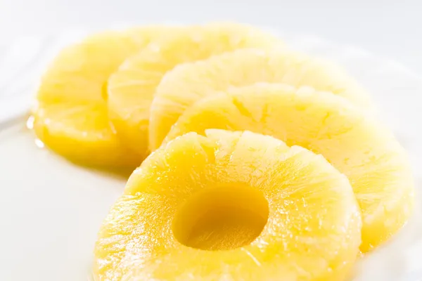 Beyaz arkaplanda ananas dilimleri