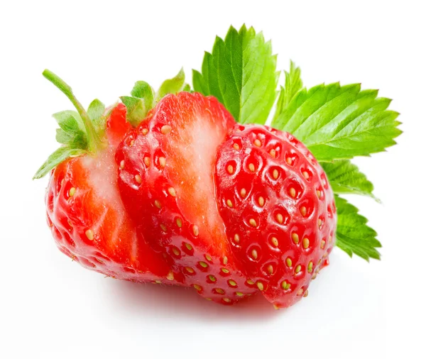 Erdbeere in Scheiben geschnitten isoliert auf weißem Hintergrund — Stockfoto