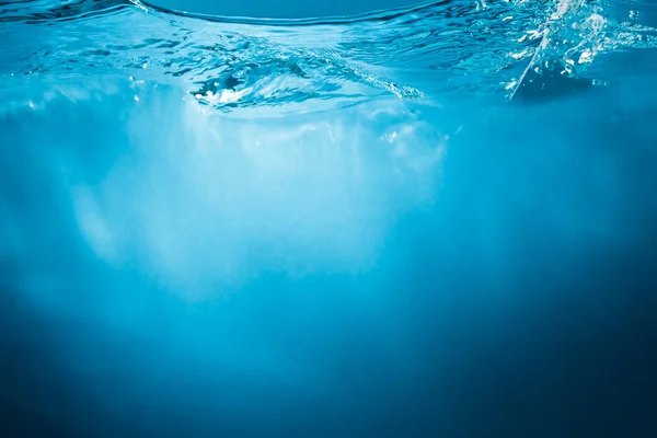 Latar belakang air biru abstrak dengan sinar matahari — Stok Foto