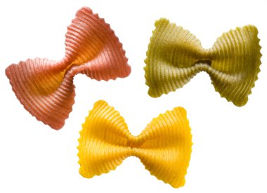 Multi makarna beyaz bir arka plan üzerinde renkli