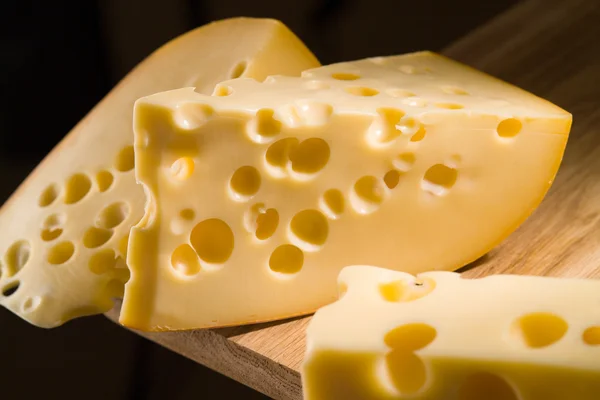Morceau de fromage sur table en bois — Photo