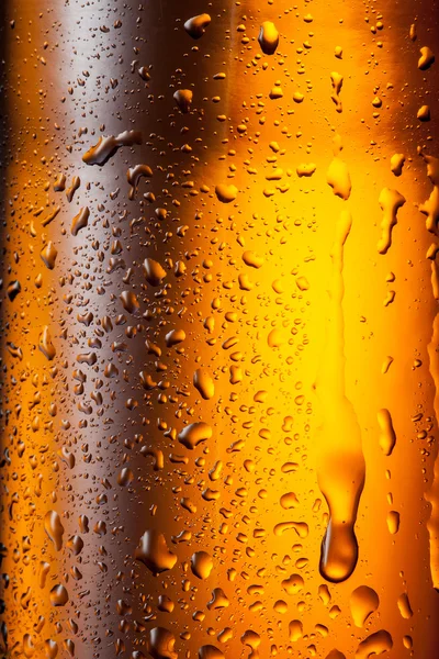 Cerveza con gotas. Fondo abstracto — Foto de Stock