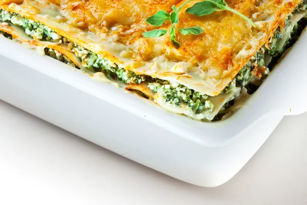 Italian cuisine. Spinach lasagna with basil. Macro — Stock Photo, Image