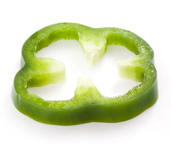 Peperone verde affettato isolato su bianco — Foto Stock