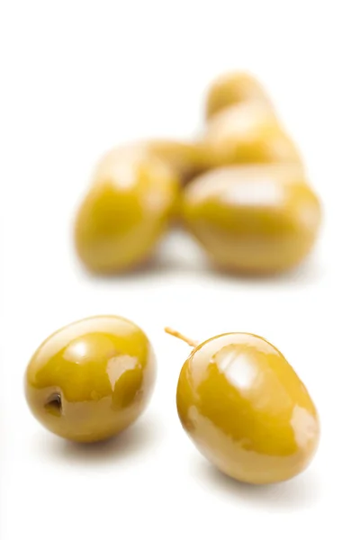 Olive verdi su fondo bianco — Foto Stock