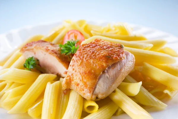 Pollo asado con pasta —  Fotos de Stock