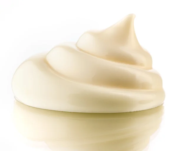Eine Handvoll Mayonnaise. Wirbel auf weißem Hintergrund. Steilpfad. — Stockfoto