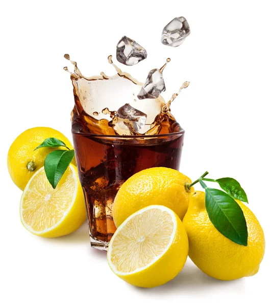 Bicchiere di cola con ghiaccio e limone isolato su bianco . — Foto Stock