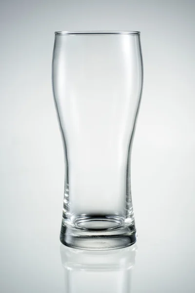Lege bierglas met reflectie geïsoleerd. — Stockfoto