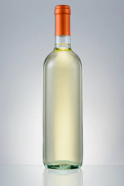 Hvidvinsflaske isoleret - Stock-foto