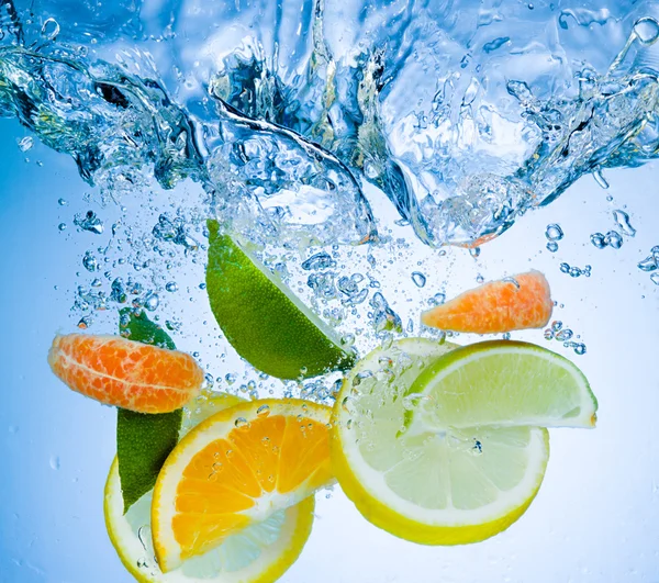 tropik meyveler derin büyük bir sıçrama ile suyun altına düşer.