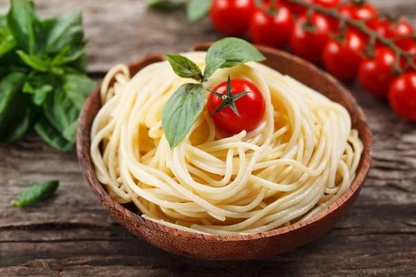 Spaghetti con pomodoro e basilico. Alimenti biologici . — Foto Stock