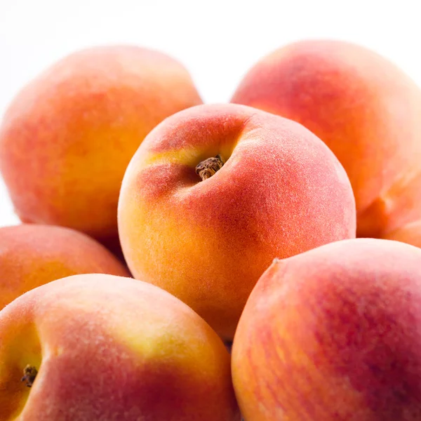 Pfirsich isoliert. Fruchtmakro — Stockfoto