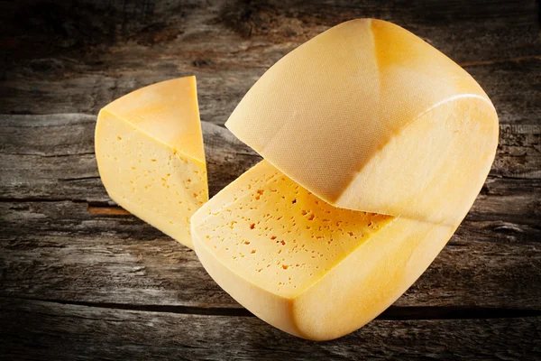 Roda de queijo em madeira. Alimentos biológicos — Fotografia de Stock