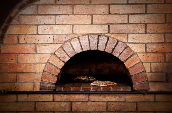 Um forno tradicional para cozinhar e assar pizza . — Fotografia de Stock