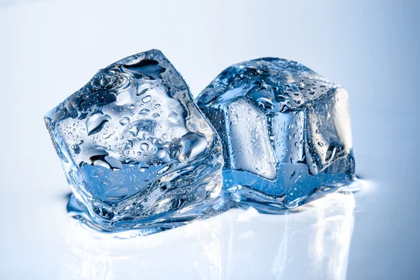 Cubi di ghiaccio con gocce isolate — Foto Stock