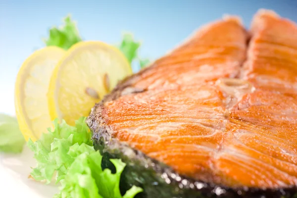 Salmon steak with salad and lemon — Stock Photo, Image