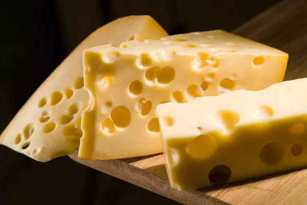 在木板上的奶酪 — 图库照片