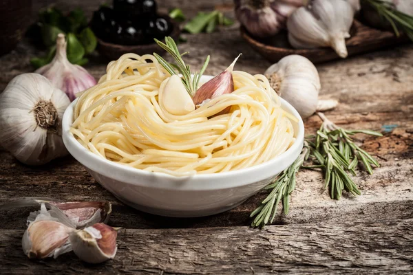 Spaghetti z czosnkiem i rozmarynem. żywności ekologicznej — Zdjęcie stockowe