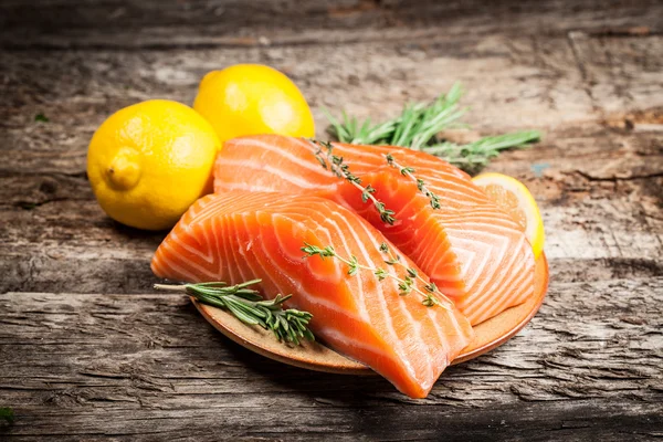 Fresh salmon with lemon — Stock Photo, Image