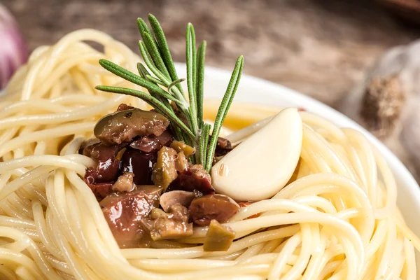 Spaghetti alla salsiccia. Alimenti biologici — Foto Stock