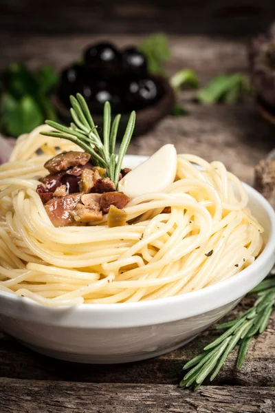 Spaghetti mit Wurst. Bio-Lebensmittel — Stockfoto