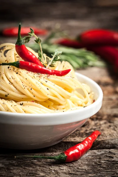 Spaghetti mit Chili und Gewürzen. Bio-Lebensmittel. — Stockfoto