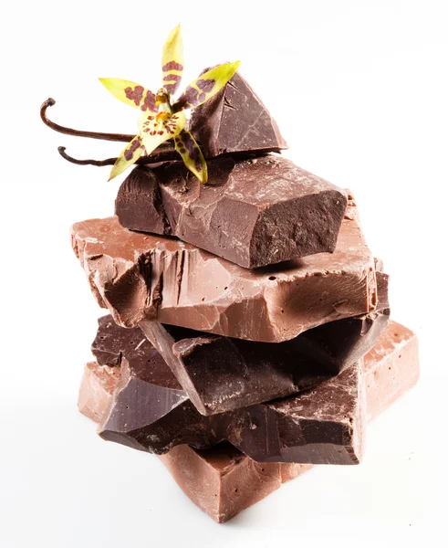 Variedad de chocolate con flor de vainilla en blanco. de cerca —  Fotos de Stock