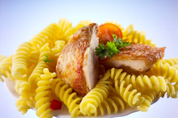 Fusilli med kyckling isolerade — Stockfoto
