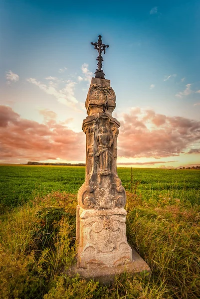 Krzyż na zachodzie słońca — Zdjęcie stockowe