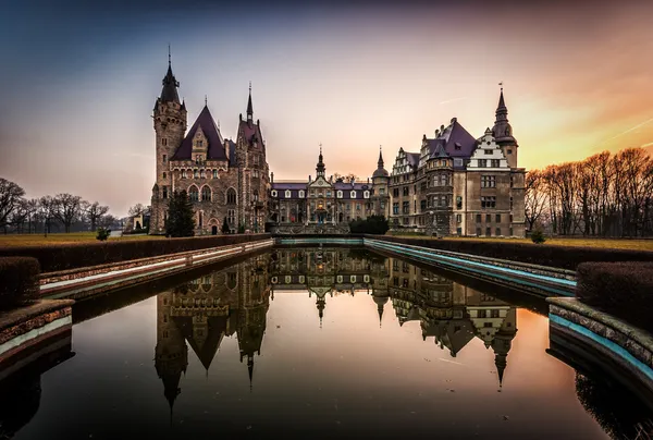 Замок в місті moszna — стокове фото