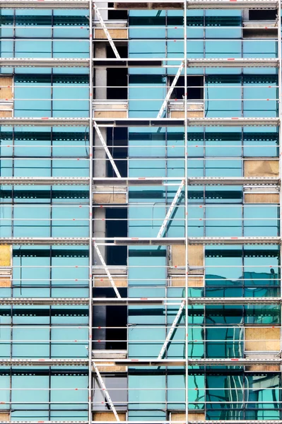 Janelas e escada — Fotografia de Stock