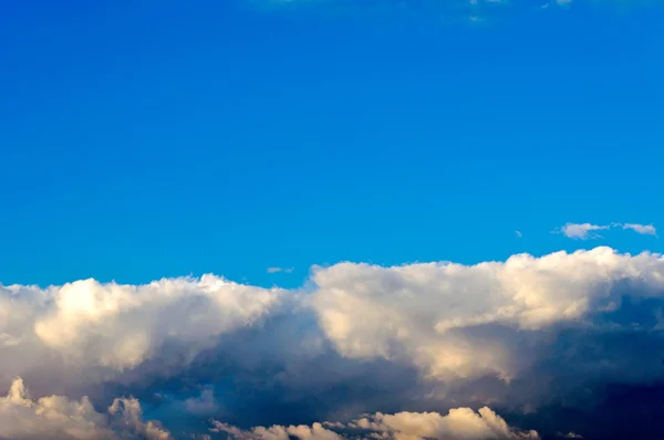 Boş mavi gökyüzü — Stok fotoğraf