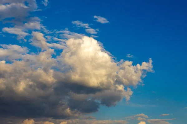 Nubes mixtas —  Fotos de Stock