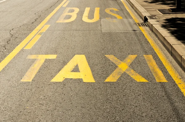 Taxie en bus — Stockfoto