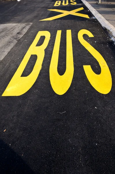 Sinal de autocarro amarelo — Fotografia de Stock