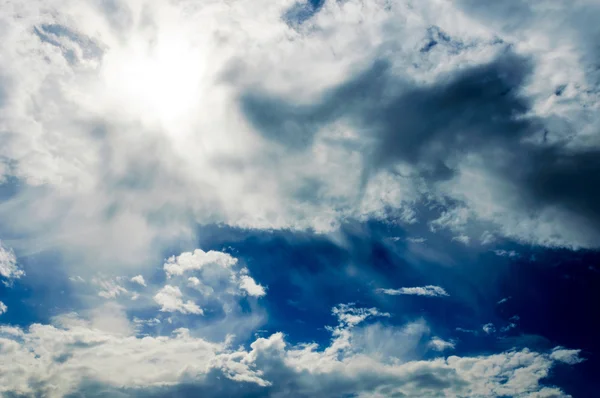 Schlechte und weiße Wolken — Stockfoto