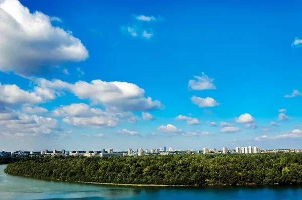 Gebouw en wolken — Stockfoto